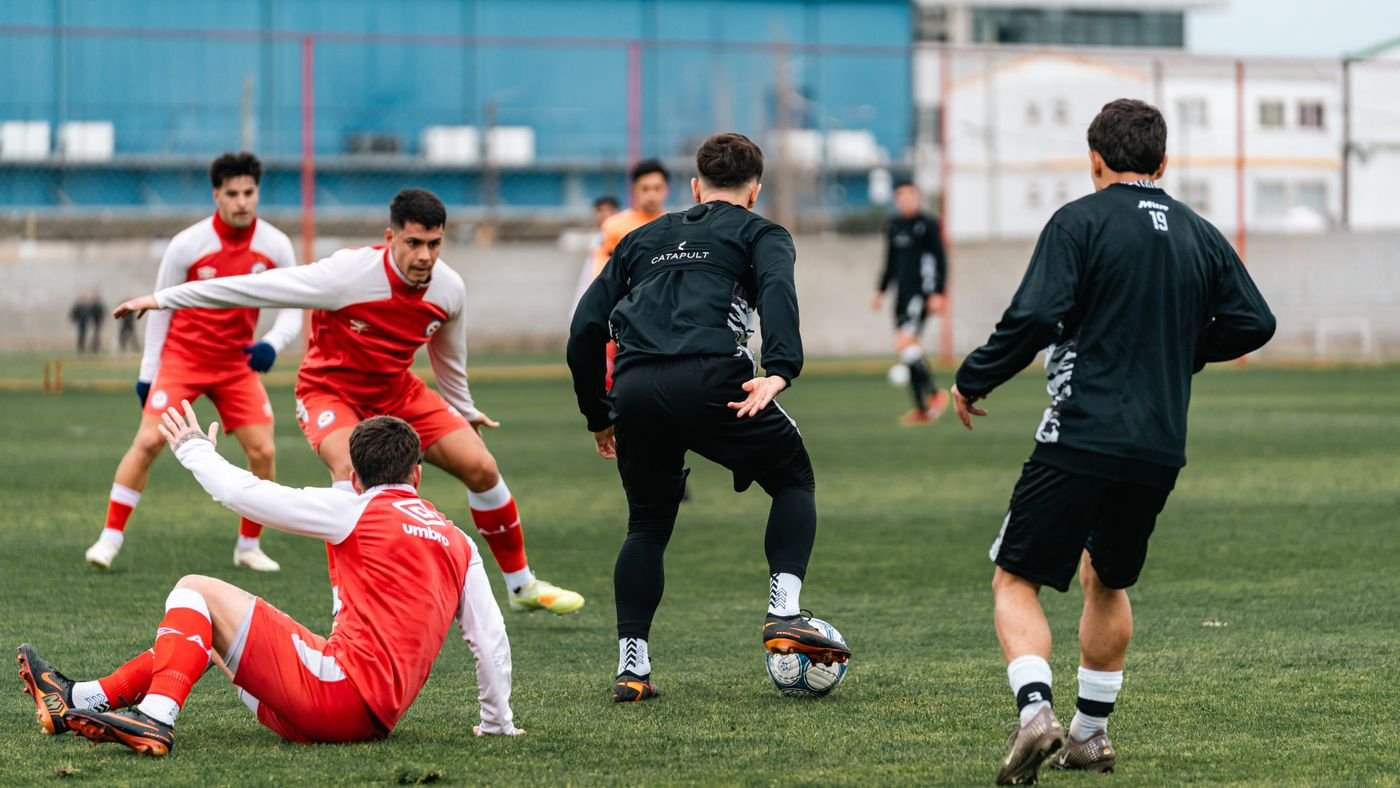 Jugadores de fútbol durante un ejercicio de entrenamiento en el campo